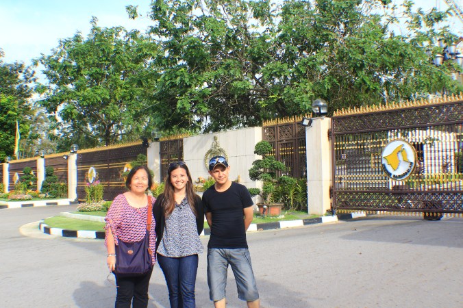 This guy is a friend of the women we met in Pizza Hut. He welcomed us by giving us a ride around the city for the whole day! =) He even let us in into one of the high-end hotels in Brunei. Hoho!